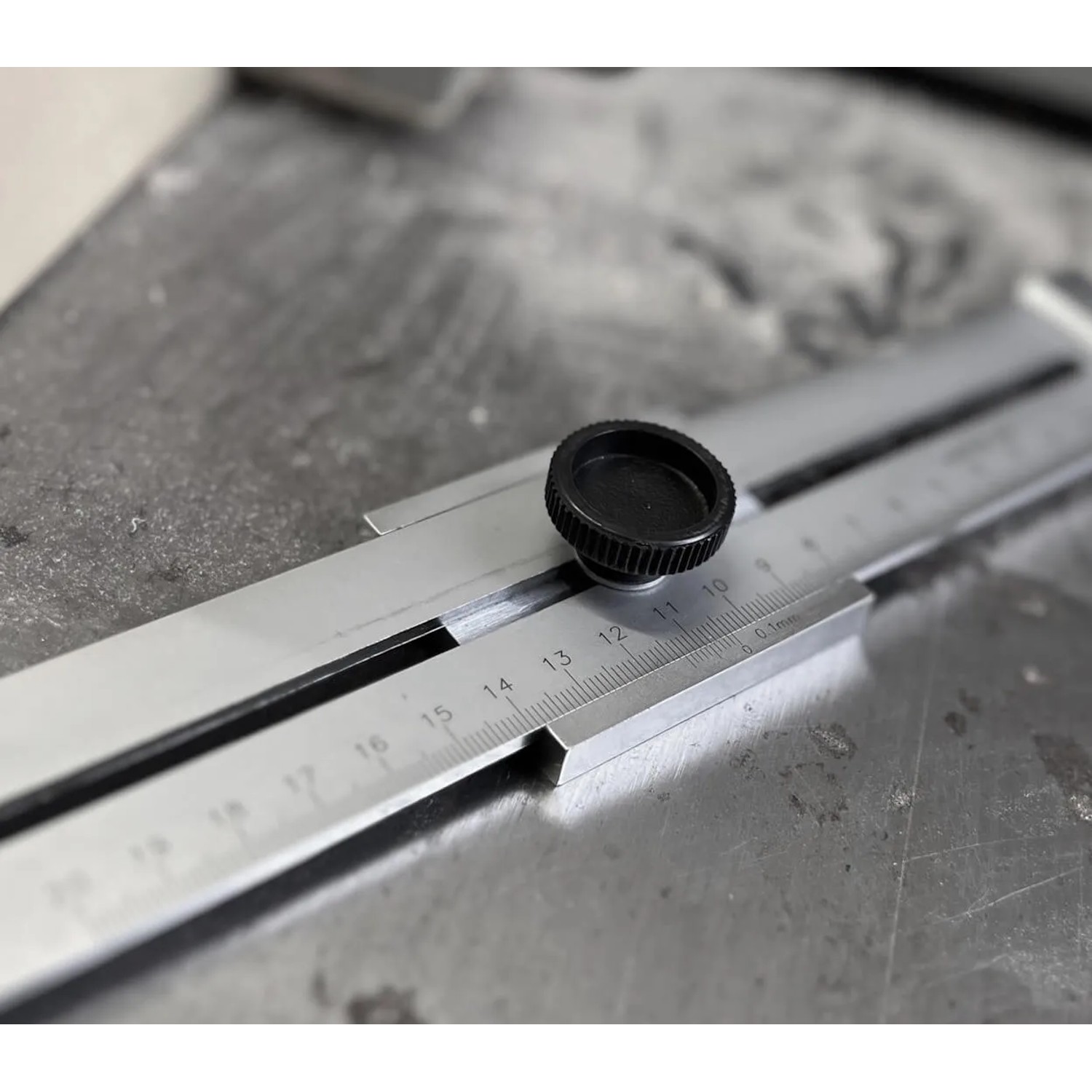 Bauheld Streichmaß aus Metall, 200 mm, mit Feststellschraube und gravierter Messskala.