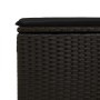 Detailaufnahme: Schwarze Gartenmöbel aus Polyrattan mit Kissen. Teil einer Sofagarnitur.