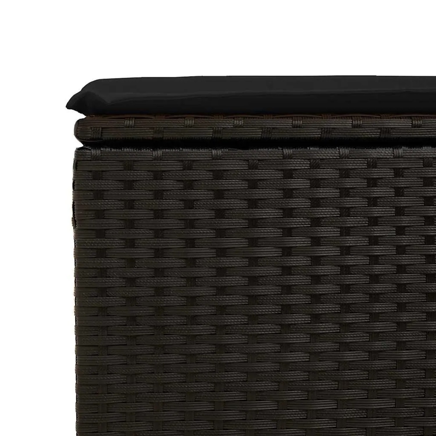 Detailaufnahme: Schwarze Gartenmöbel aus Polyrattan mit Kissen. Teil einer Sofagarnitur.