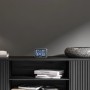 Digitaler Kienzle Funkwecker in Silber-Schwarz mit Temperaturanzeige auf einem Regal.
