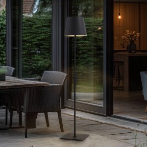 Moderne Lucande Andrei Stehleuchte aus Alu, 150cm hoch, 3-flammig, spritzwassergeschützt für Terrasse & Garten.