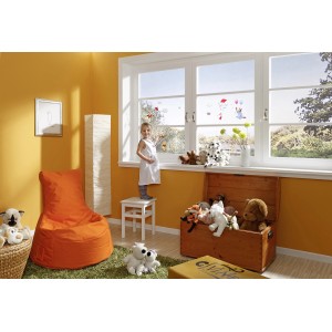 Kinderzimmer mit Winnie Pooh Fensterstickern auf Fenster, Mädchen auf Hocker.