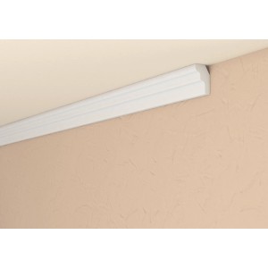 Weißes Decosa Zierprofil XZL02 (2 m) an Decke und Wand.