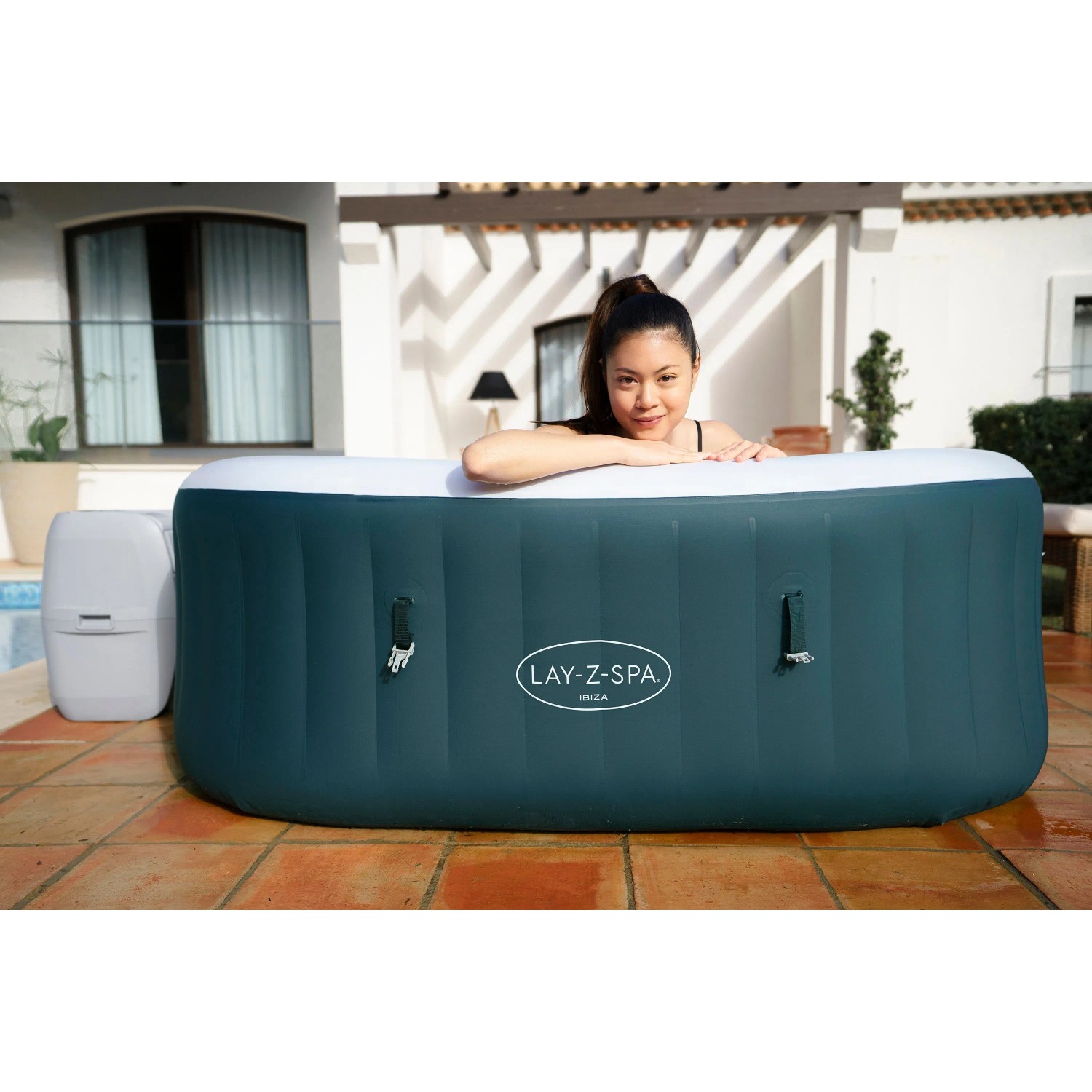Bestway LAY-Z-SPA Ibiza AirJet Whirlpool, dunkelgrün, eckig, mit Frau im Pool.