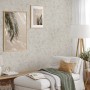 Erismann Vliestapete Elle Decoration 4 Serenade Creme mit Blättermuster im Wohnraum.
