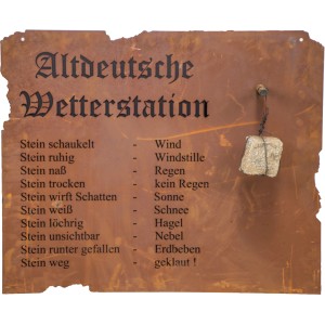 Altdeutsche Wetterstation aus Metall mit Edelrost zum Hängen: Dekorative Gartendeko mit Stein.