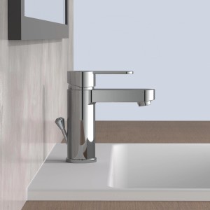 Schütte Waschtischarmatur Elephant Chrom auf einem Waschbecken. Glänzende, moderne Badarmatur.