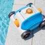 Steinbach Poolrunner Battery + Poolroboter in Blau/Weiß am Poolrand.