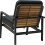 Detailansicht des Lounge-Sessels Olary aus Akazienholz und schwarzem Aluminium, Teil des 4-teiligen Lounge-Sets.