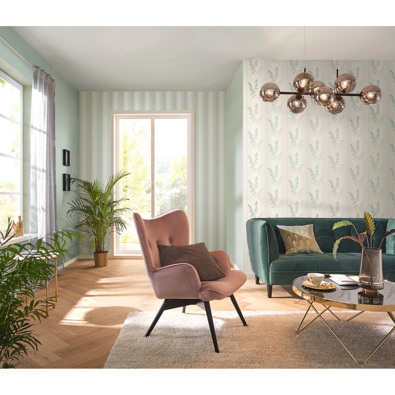 Wohnraum mit Rasch Vliestapete Tapetenwechsel II 652123, Streifen in Mint und Weiß.