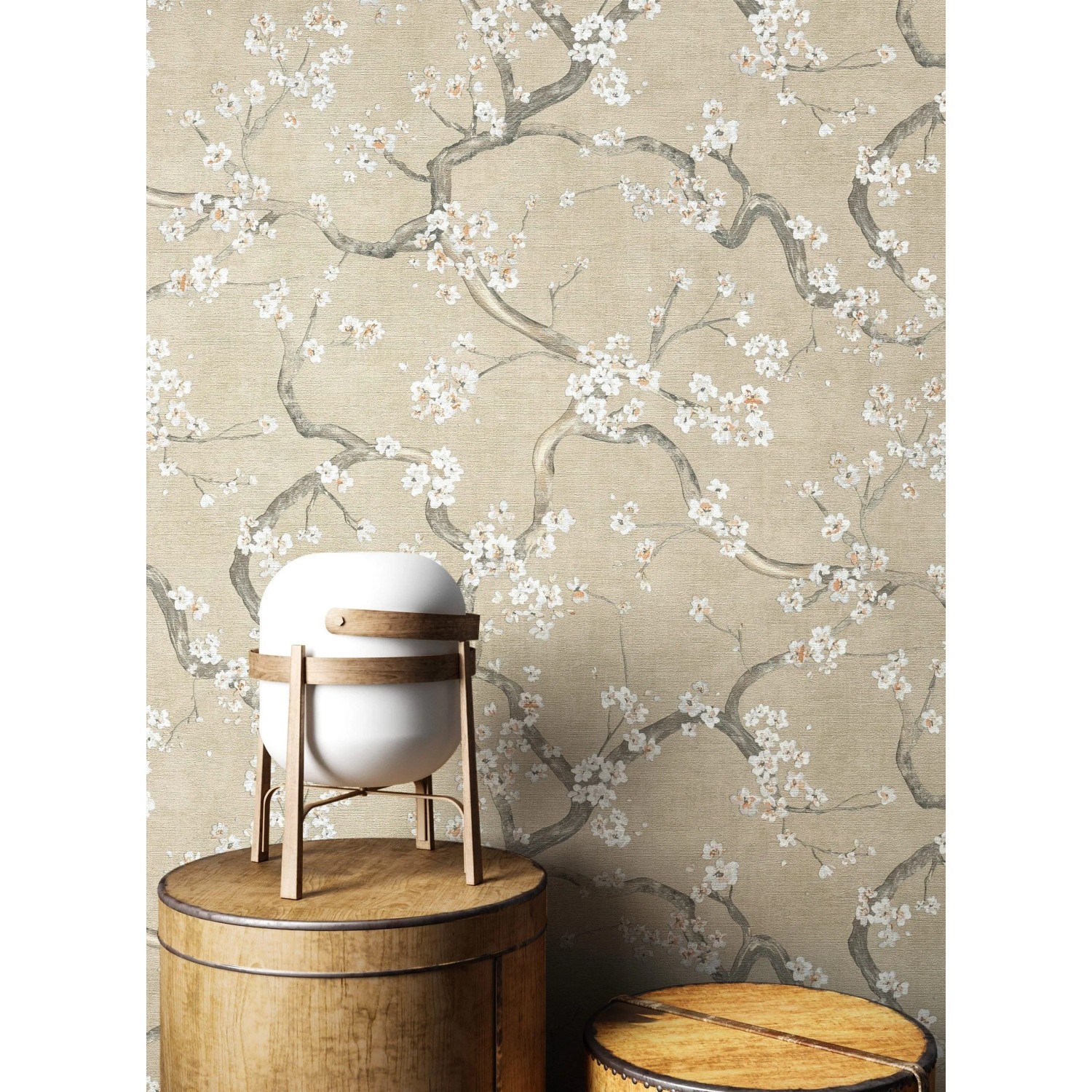 Beige Vliestapete Ksenja mit floralem Kirschblütenmuster. Zarte weiße Blüten auf Ästen für stilvolle Wände.