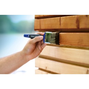 Hand lasiert Holz mit LUX Flachpinsel Soft Grip Lasur 70 mm. Pinsel mit blauem Griff.