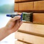 Hand lasiert Holz mit LUX Flachpinsel Soft Grip Lasur 70 mm. Pinsel mit blauem Griff.