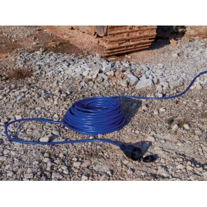 Blaues 25 m Verlängerungskabel IP44, aufgerollt im Außenbereich mit Stecker.