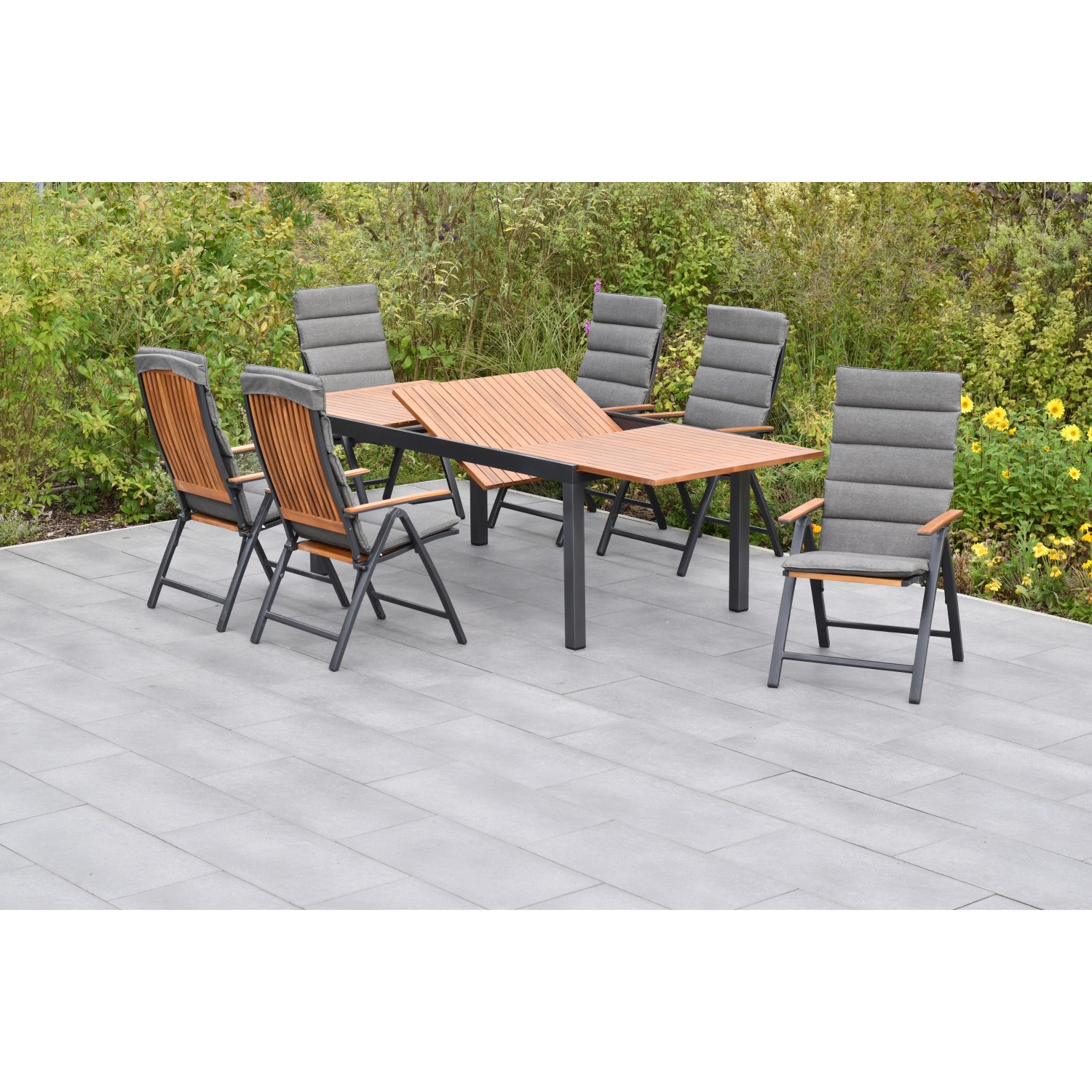 Merxx Athos 13-tlg. Gartenmöbel-Set mit Ausziehtisch und 6 Klappsesseln mit grauen Auflagen.