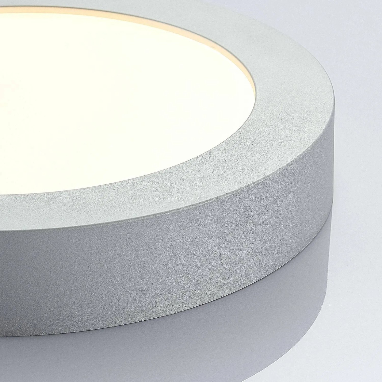 Moderne, runde LED Bad-Deckenleuchte Marlo in Alu-Optik, spritzwassergeschützt.