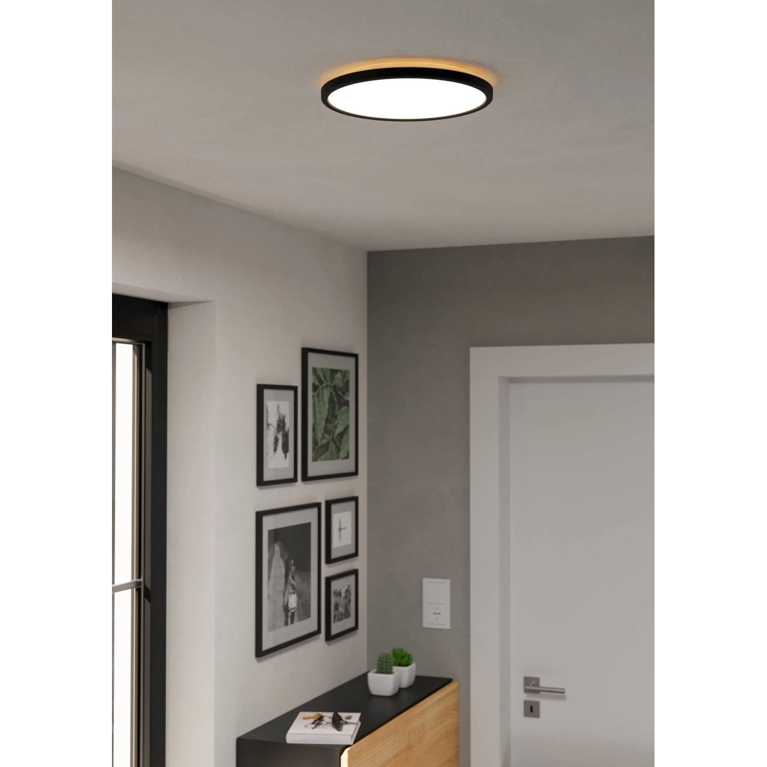 Schwarze Eglo LED Connect-Z Deckenleuchte Rovito-Z, Ø 30cm, im Flur.