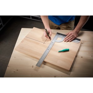 Wolfcraft Universalwinkel 500 mm beim Anzeichnen auf Holzplatte. Prüfwerkzeug mit Skala und Anschlag.