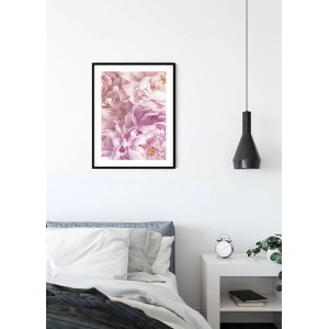 Komar Wandbild Soave 40x50 cm mit floralem Muster in Rosa und Lila im Schlafzimmer.