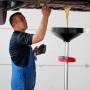 CCLIFE Ölauffanggerät mit 35L Behälter unter einem Auto bei der Arbeit.