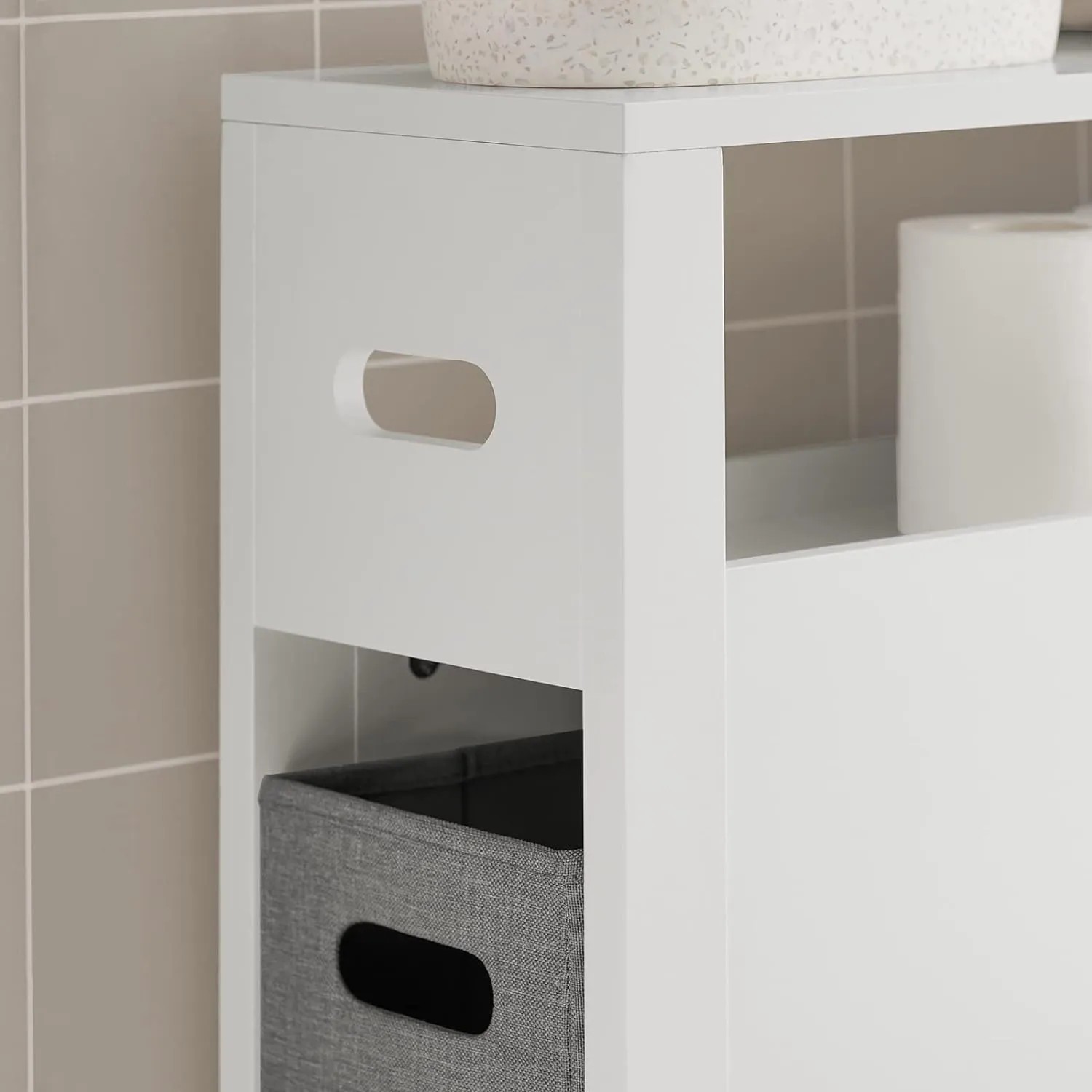 Detailaufnahme: Weißes SoBuy Nischenregal mit 2 grauen Körben im Badezimmer.