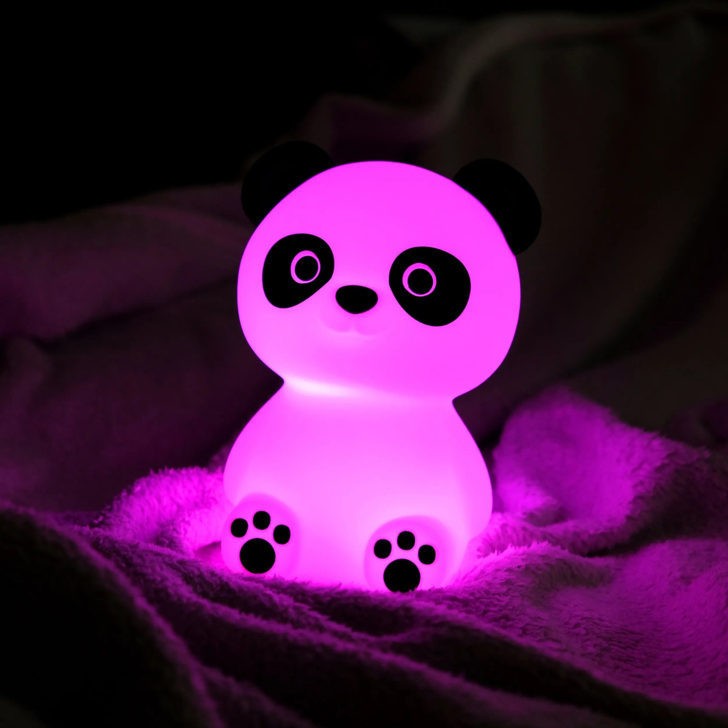 Dimmbares LED Nachtlicht Paddy Panda in Pandaform, leuchtet pink.