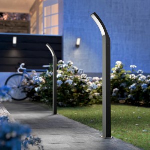 Anthrazitfarbene Philips LED-Wegeleuchte Splay, 96 cm hoch, im Garten.