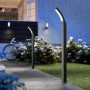 Anthrazitfarbene Philips LED-Wegeleuchte Splay, 96 cm hoch, im Garten.
