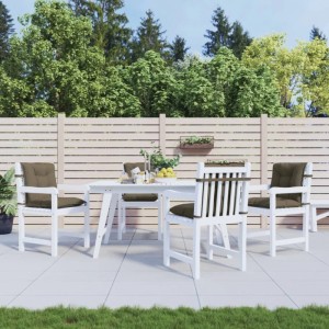 Vier melange taupe Niedriglehner-Auflagen auf weißen Gartenstühlen im Außenbereich. Komfortable Sitzkissen für Gartenmöbel.