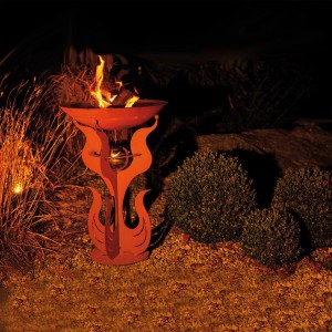 Rostfarbene Inka Feuerschale mit Flammen im Garten, Edelrost-Optik.