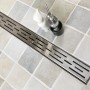 Verosan+ Duschrinne Isel 80 cm aus Edelstahl mit Designrost im Badezimmer.