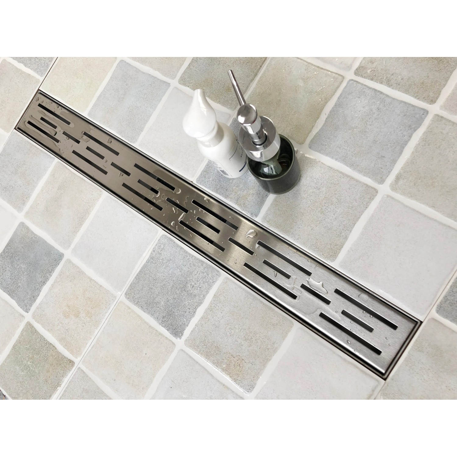 Verosan+ Duschrinne Isel 80 cm aus Edelstahl mit Designrost im Badezimmer.