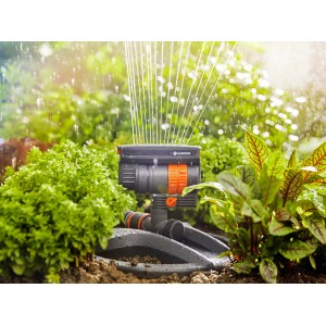 Gardena Viereckregner Aqua Zoom Compact im Einsatz: Bewässerung von Pflanzen im Garten.