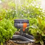 Gardena Viereckregner Aqua Zoom Compact im Einsatz: Bewässerung von Pflanzen im Garten.