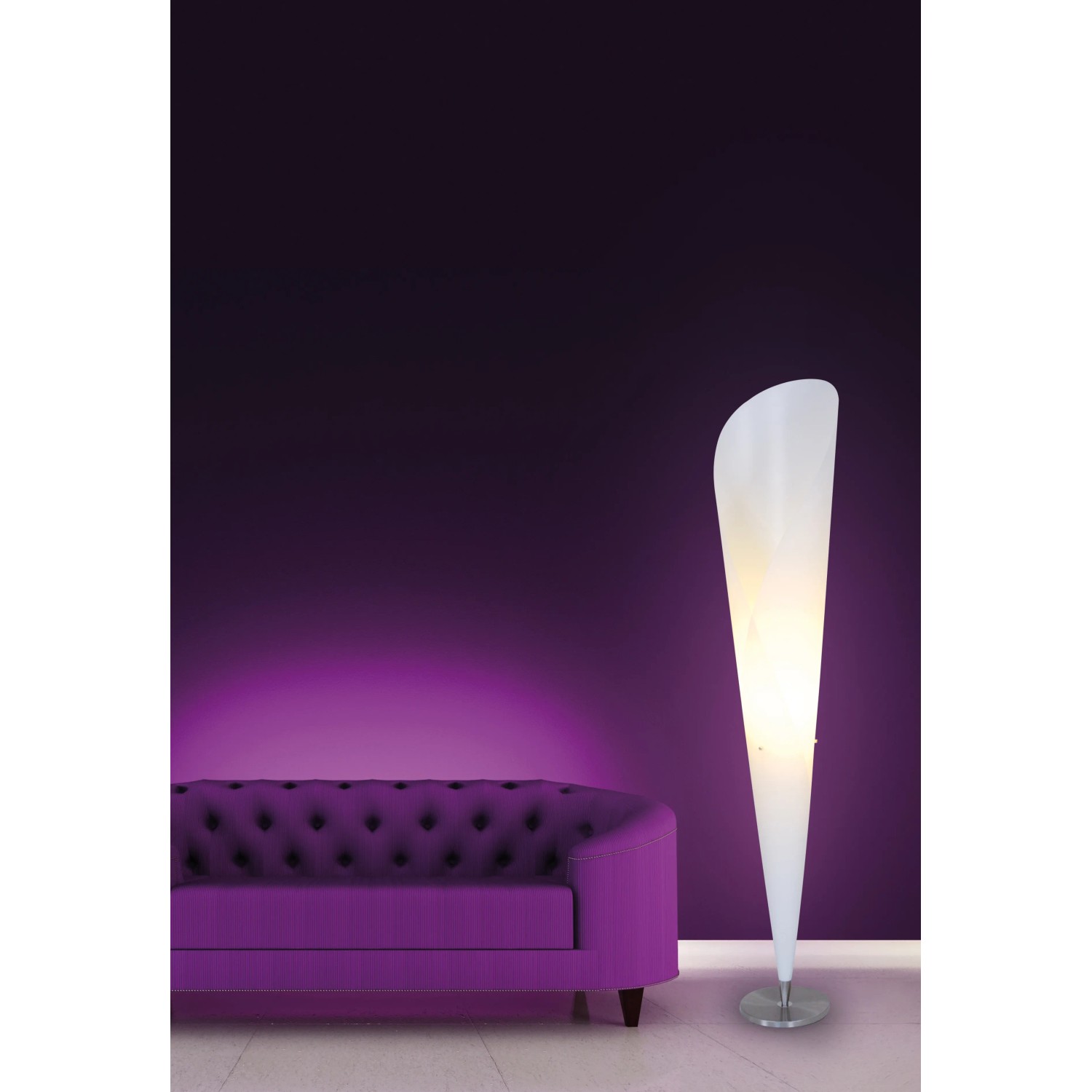 Weiße Näve Stehleuchte Tulip im Design-Stil neben lila Sofa. Modern und elegant.