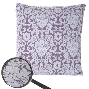 Lila Deko-Kissen 45x45cm mit hellem Barockmuster. Quadratisches Zierkissen aus Polyester für Sofa oder Garten.