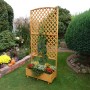 Rankkasten Flora 205 cm aus Kiefernholz mit Rankgitter und Bepflanzung im Garten.