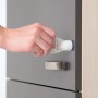 Optifit Kindersicherungsschloss OPTIhwr in Anwendung an einer Schranktür.