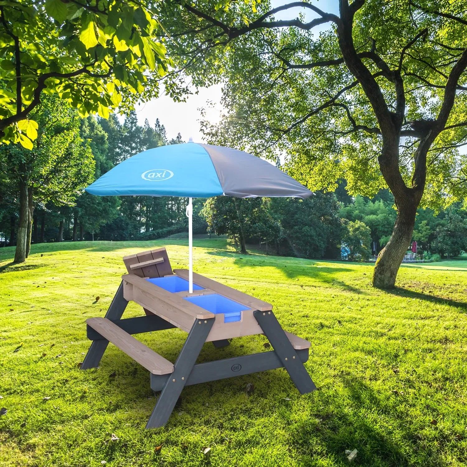 Axi Sand- und Wasser-Picknicktisch Nick grau-blau mit Sonnenschirm im Garten.