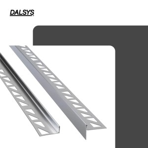 Dalsys Gefällekeil aus Edelstahl, 98cm, für barrierefreie Dusche. Silbernes Profil mit Aussparungen.