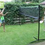 EXIT Sportnetz, schwarz, mit spielenden Kindern im Garten, höhenverstellbar, für verschiedene Sportarten.