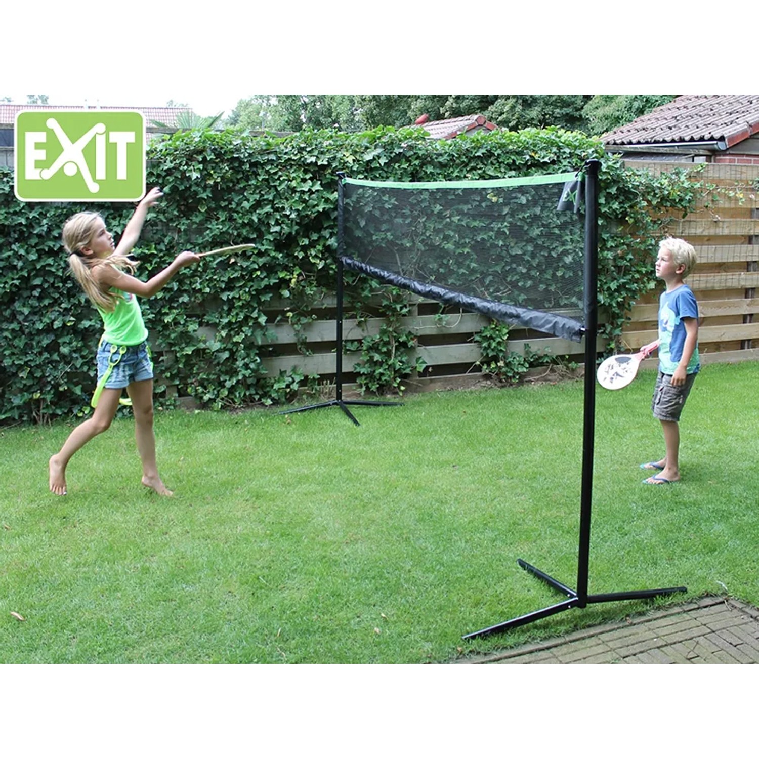 EXIT Sportnetz, schwarz, mit spielenden Kindern im Garten, höhenverstellbar, für verschiedene Sportarten.