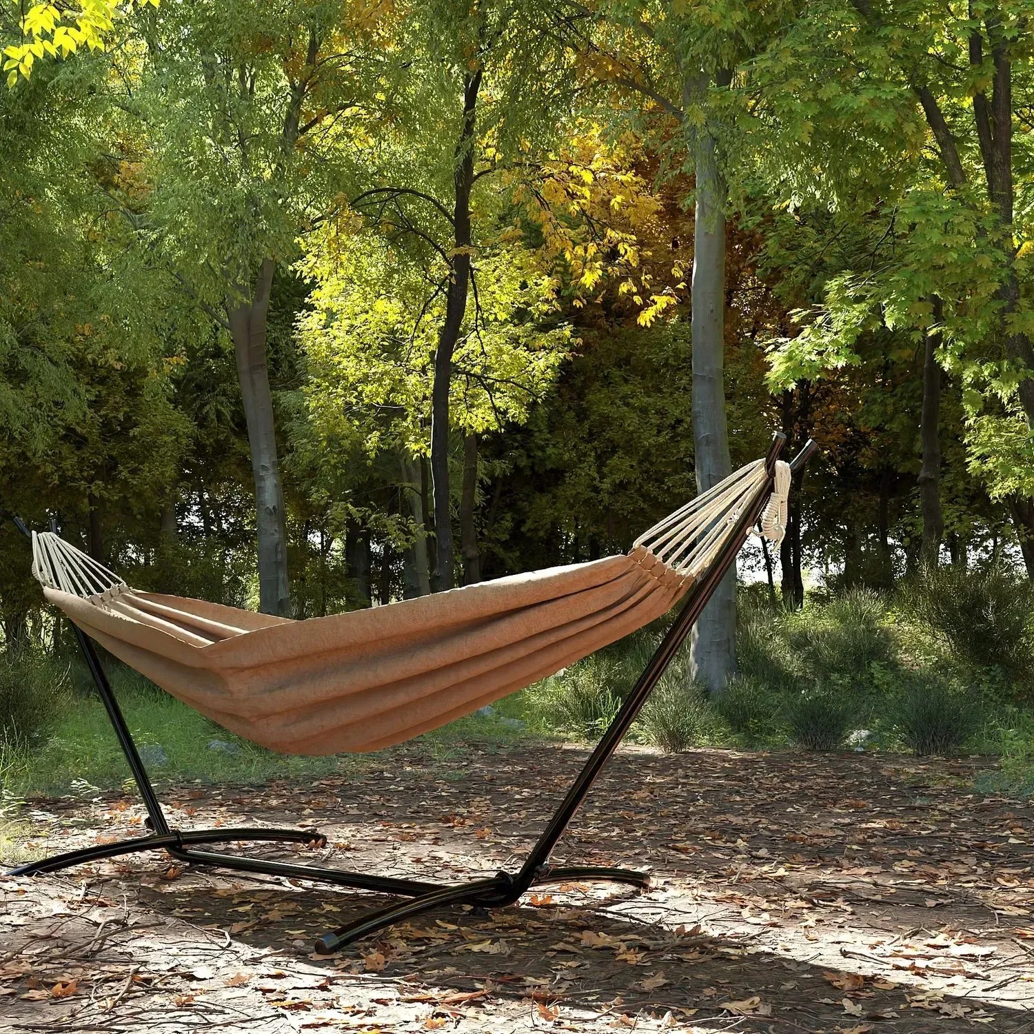 Braune Garmio Hängematte Venedig mit Gestell und Tragetasche im Garten.