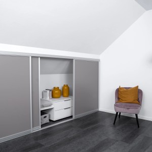 Kniestock-Baupaket mit Schiebetüren in Silber und Taupe, ideal für Dachschrägen.