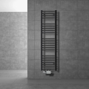 Anthrazitfarbener LuxeBath Badheizkörper, 300x1400mm, gerade, mit Thermostat an grauer Wand.