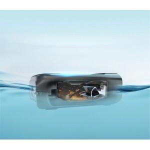 Aiper Surfer S2 Roboter-Poolskimmer im Wasser, sammelt Blätter. Effiziente Poolreinigung mit Schmutzkorb.