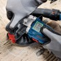 Bosch Professional GBR 18V-15 S Akku-Betonschleifer im Einsatz mit Staubabsaugung.