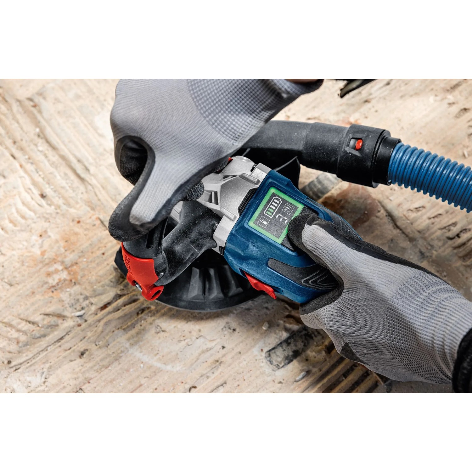 Bosch Professional GBR 18V-15 S Akku-Betonschleifer im Einsatz mit Staubabsaugung.