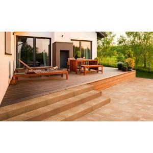 EHL Blockstufe Macchiato-Nuanciert, 100x35x15 cm, im Außenbereich als Treppe zu einer Terrasse verlegt.
