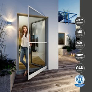 Offene, weiße Windhager Fliegengittertür Expert mit Frau im Durchgang. Insektenschutz für Terrassentür.